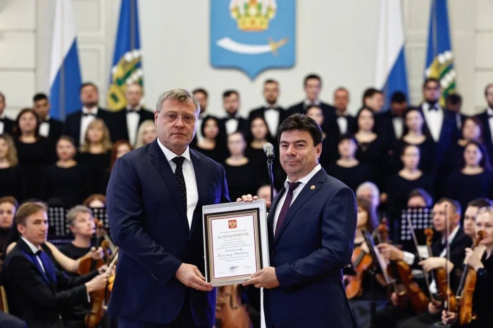 Игорь Бабушкин вручил астраханцам награды ко Дню России